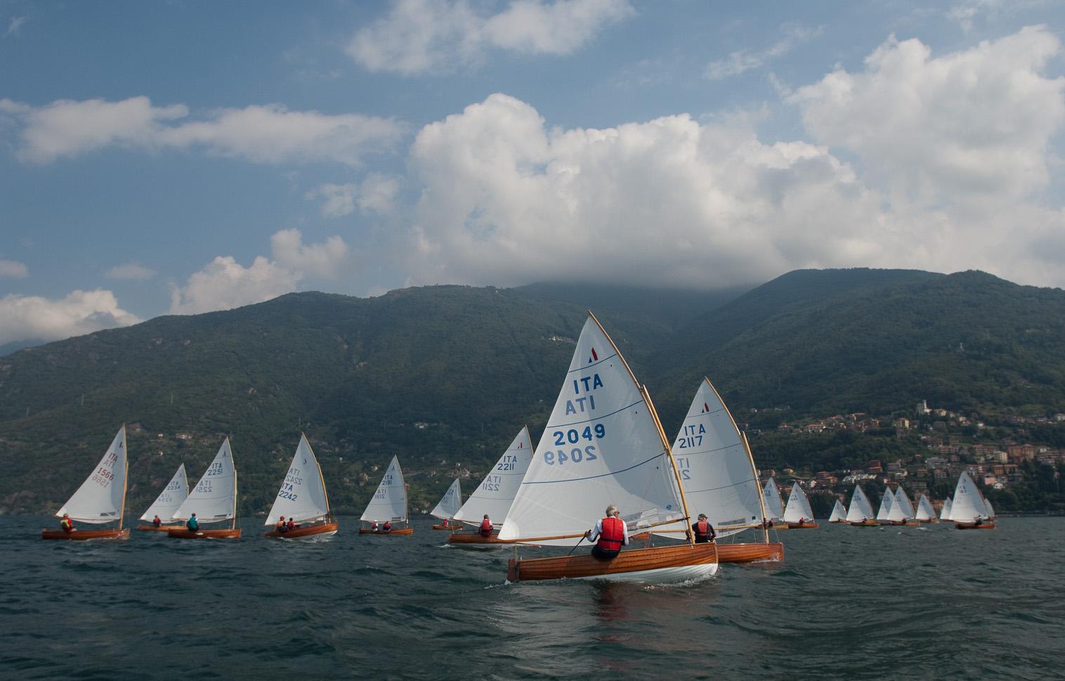 dinghy classici in regata a Bellano