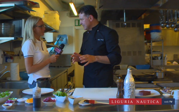 COTTO E IMBARCATO – Tonno scottato con cipolle rosse di Tropea e riduzione all’aceto balsamico VIDEORICETTA