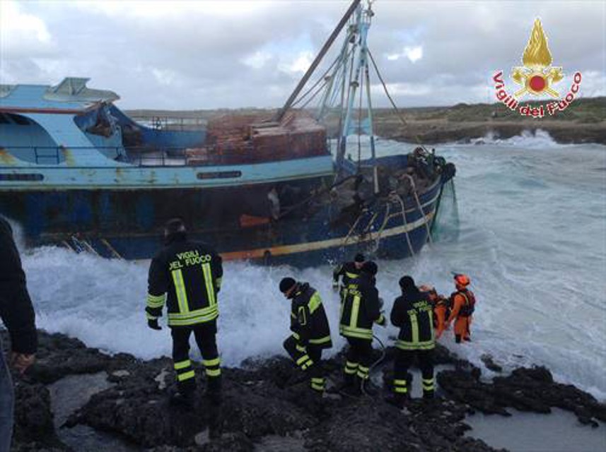 Lampedusa, pompieri soccorrono peschereccio incagliato