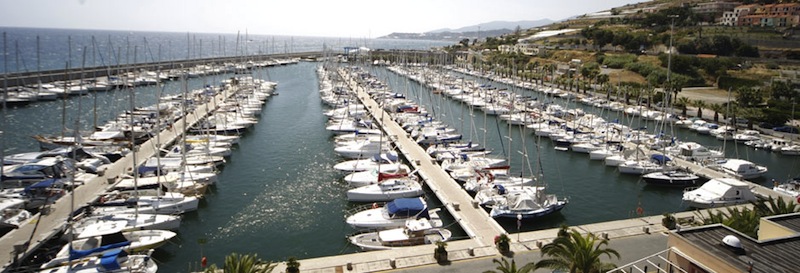 Normativa nautica: consigli e soluzioni per affrontare al meglio i problemi. Nella foto il porto di Marina degli Aregai