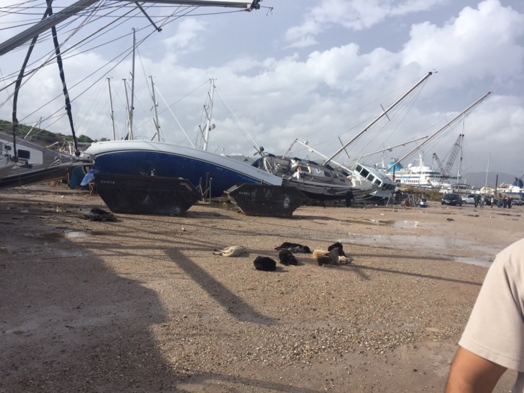 Le barche cadute dall'invaso al porto di Lavrio