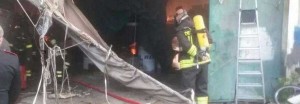 Incendio di un rimessaggio vicino Napoli : grave un uomo, distrutte dieci barche