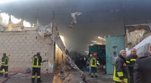 Incendio di un rimessaggio vicino Napoli : grave un uomo, distrutte dieci barche