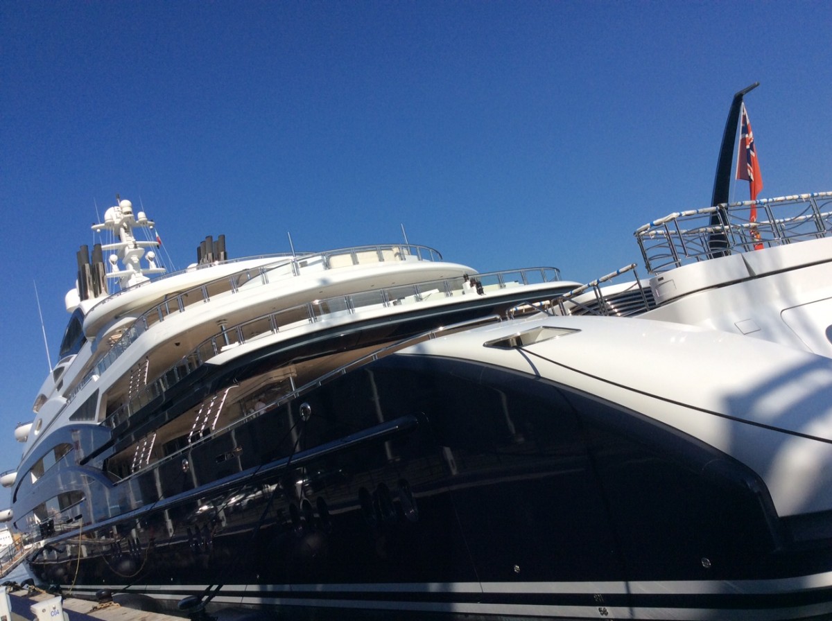 Il megayacht Serene ormeggiato a Genova. Foto Liguria Nautica