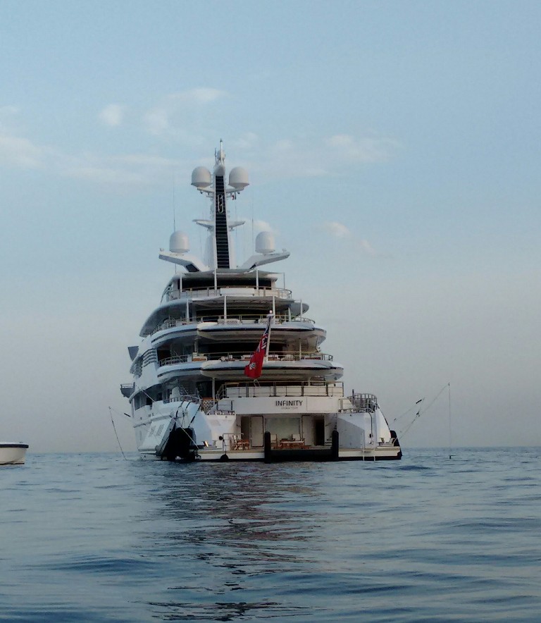 Megayacht Infinity, foto frontale