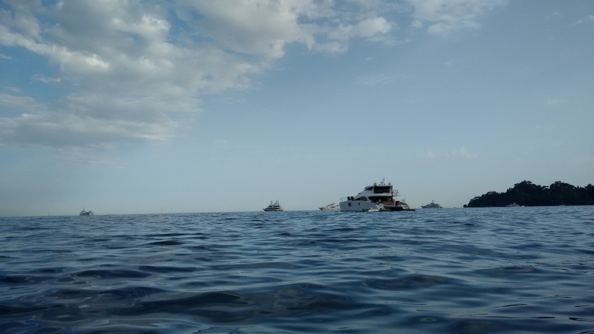 Verso Portofino in kayak: yacht in lontananza