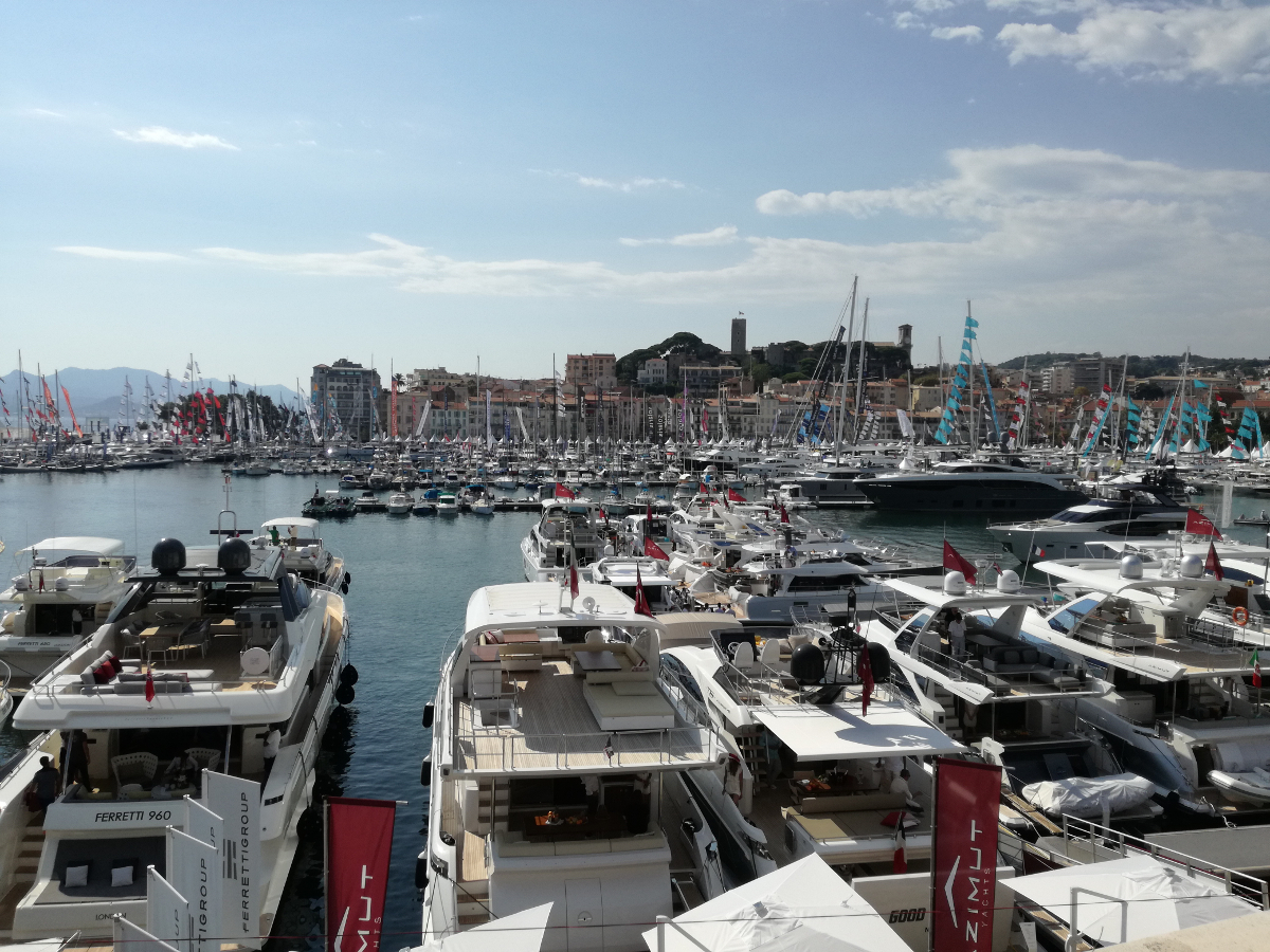 Veduta panoramica del Cannes Yachting Festival