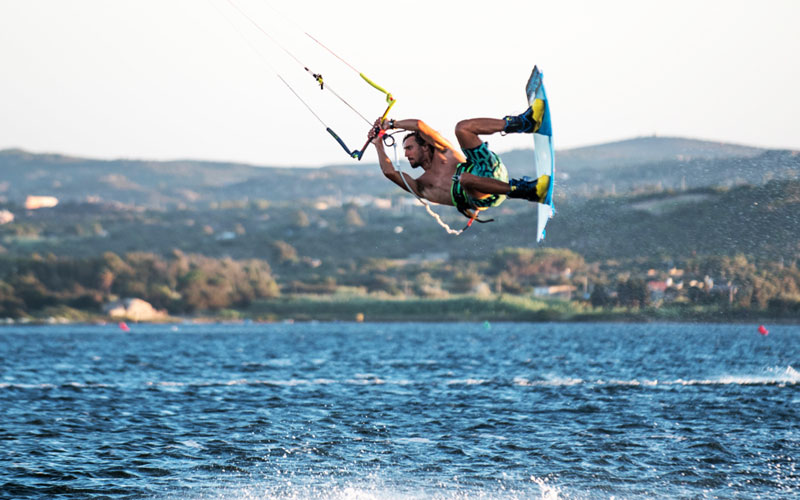 Lo spettacolo dei kiter a Punta Trettu