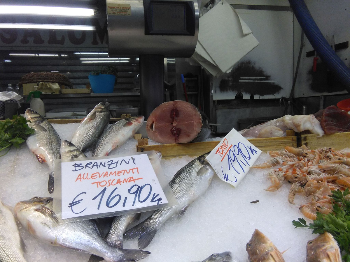 Ecco come appaiono i banchi del pesce delle pescherie genovesi: sullo sfondo, un trancio di tonno rosso.