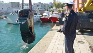 Fidanzati si appartano sul molo ma si sgancia il freno a mano: macchina in mare!