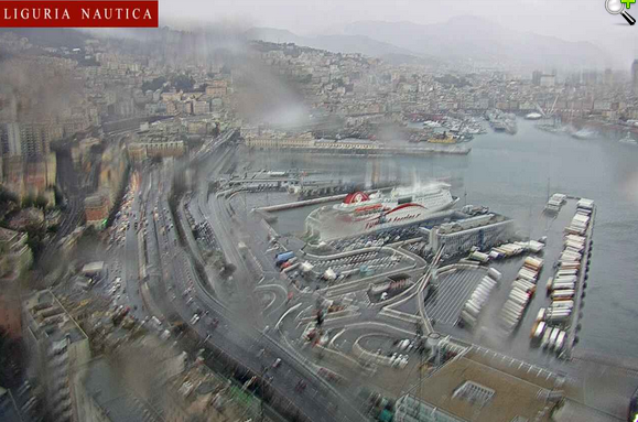 Il porto traghetti spazzato dalla pioggia