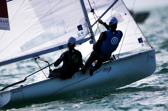 L'equipaggio 470 maschile formato da Ferrari e Calabrò durante la regata a Miami.