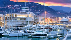 Splendida foto della Marina di Loano in notturna