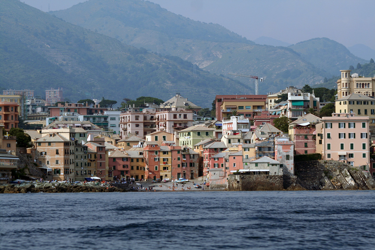 Il borgo marinaro di Boccadasse visto dal mare