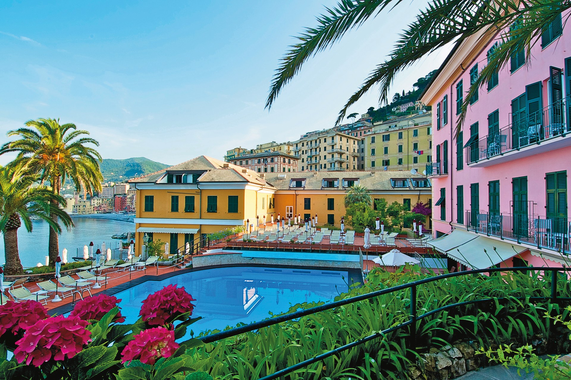 Vista della piscina dell'hotel Cenobio dei Dogi a Camogli