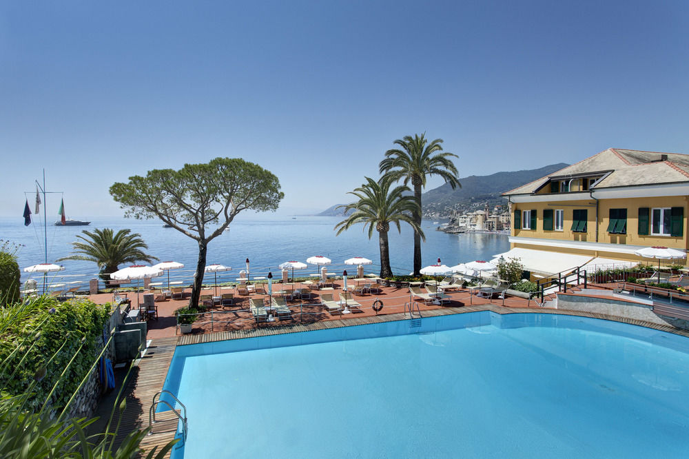 Vista della piscina dell'hotel Cenobio dei Dogi a Camogli