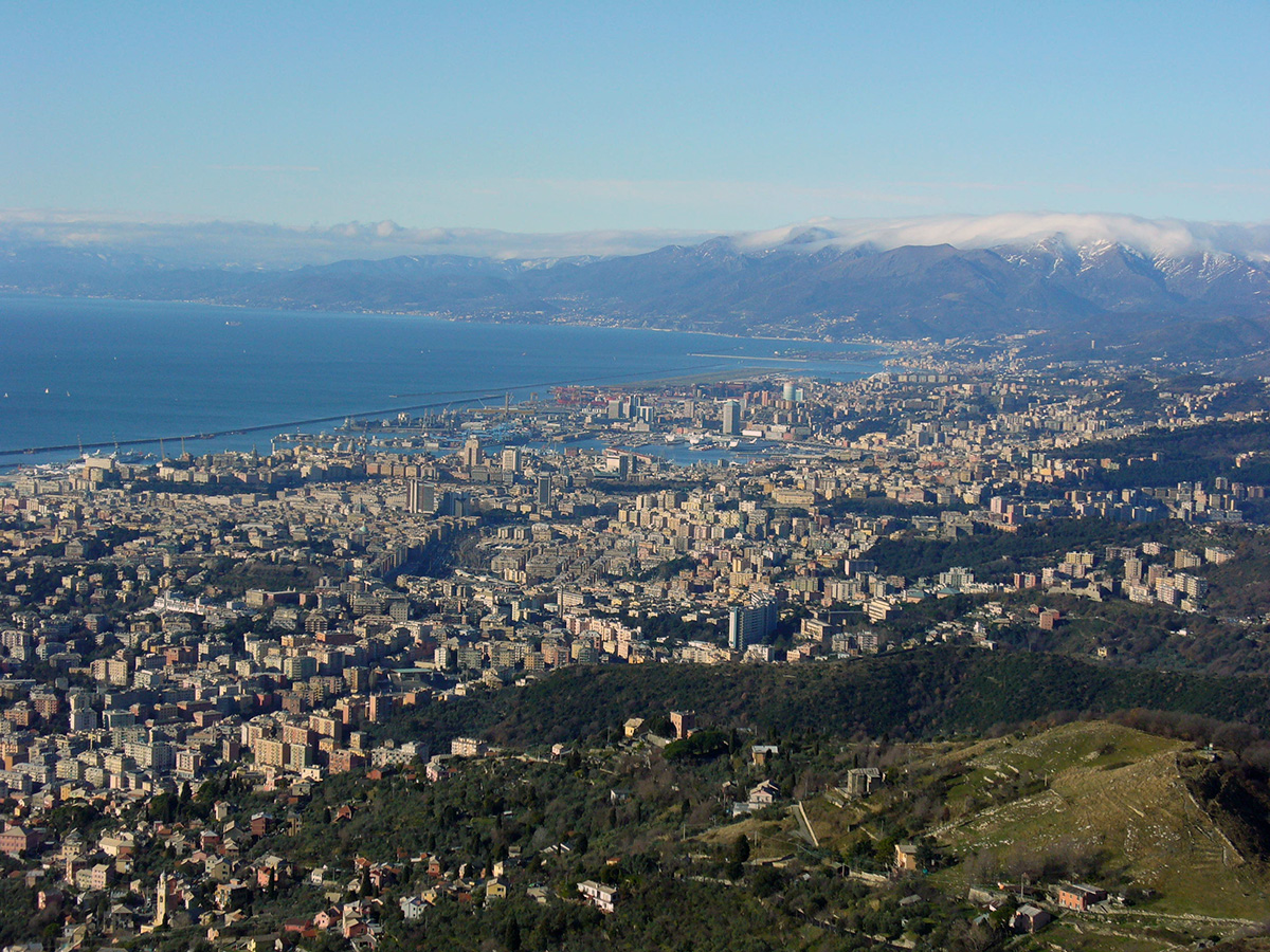 Uno sguardo dal Monte Fasce su Genova e su parte del suo Golfo.