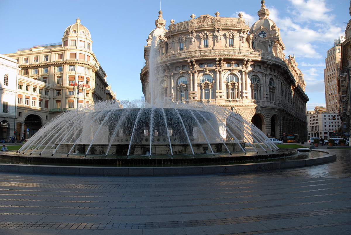 Piazza De Ferrari, luogo di ritrovo per molti genovesi, e tra le piazze più affascinanti della città, al centro della quale vi è la fontana.