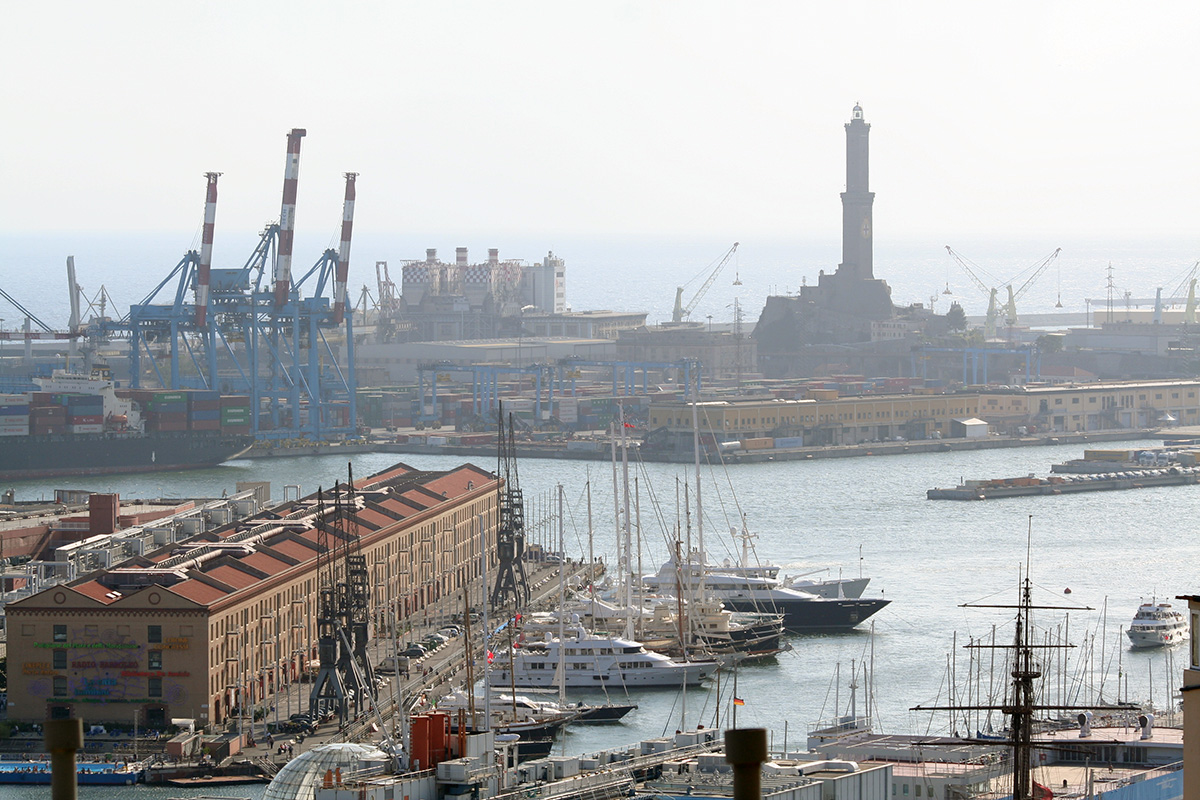 Uno sguardo sul porto di Genoa, con i Magazzini del Cotone a sinistra e sullo sfondo l'inconfondibile Lanterna.