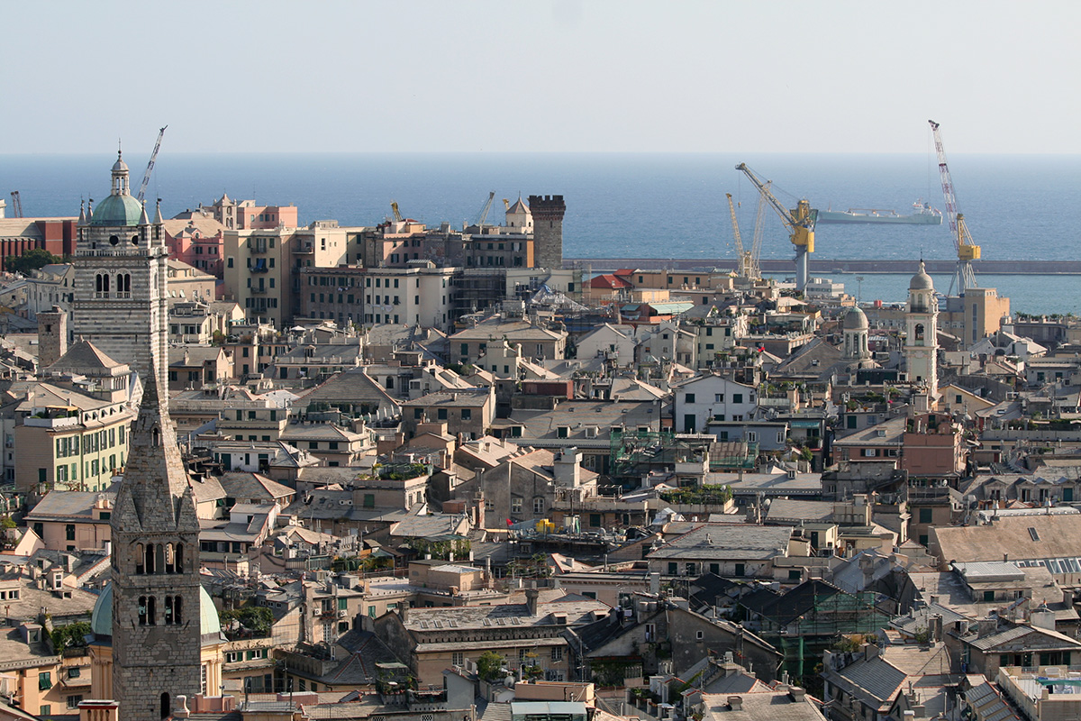 La vista che offre il belvedere di Spianata Castelletto sul Centro Storico di Genova, il più grande d'Europa