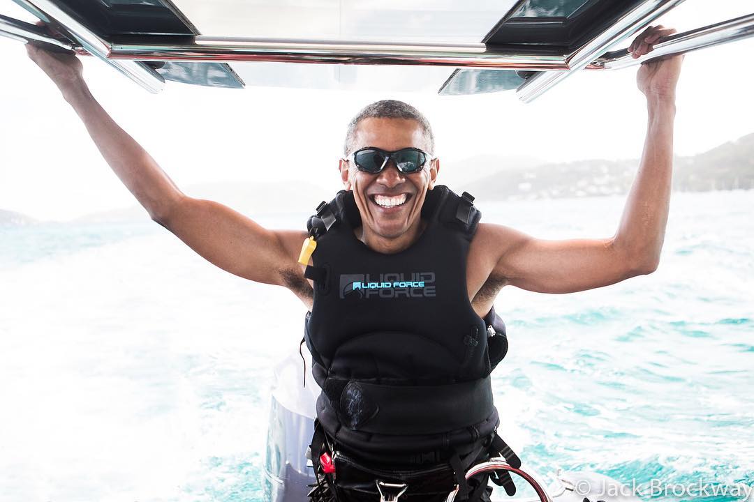 Obama sorride spensierato durante la vacanza