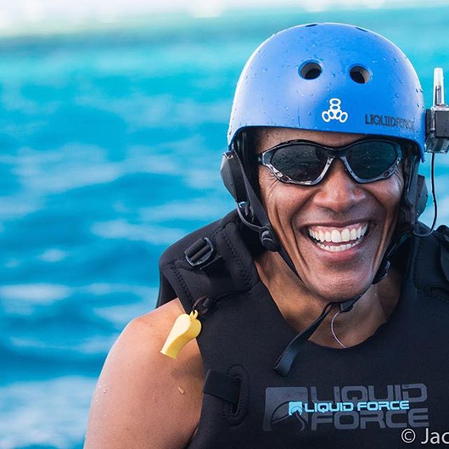 Barack Obama con il casco di protezione, pronto a cimentarsi nel kitesurf