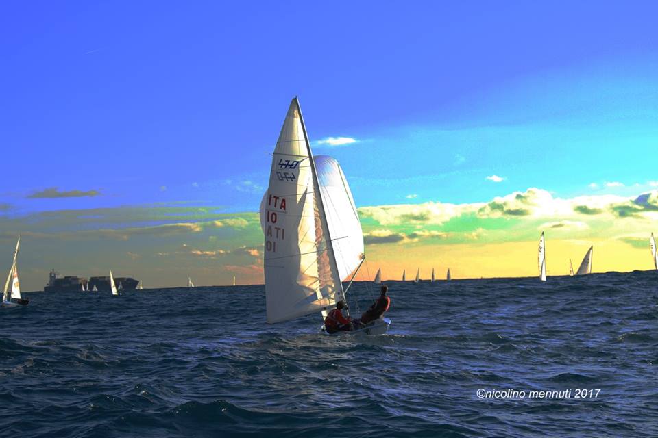 Un 470 in poppa durante il Primazona Winter Contest, organizzato dallo Yacht Club Italiano.
