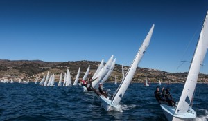 La partenza della classe 470 alla Carnival Race 2017 a Marina degli Aregai