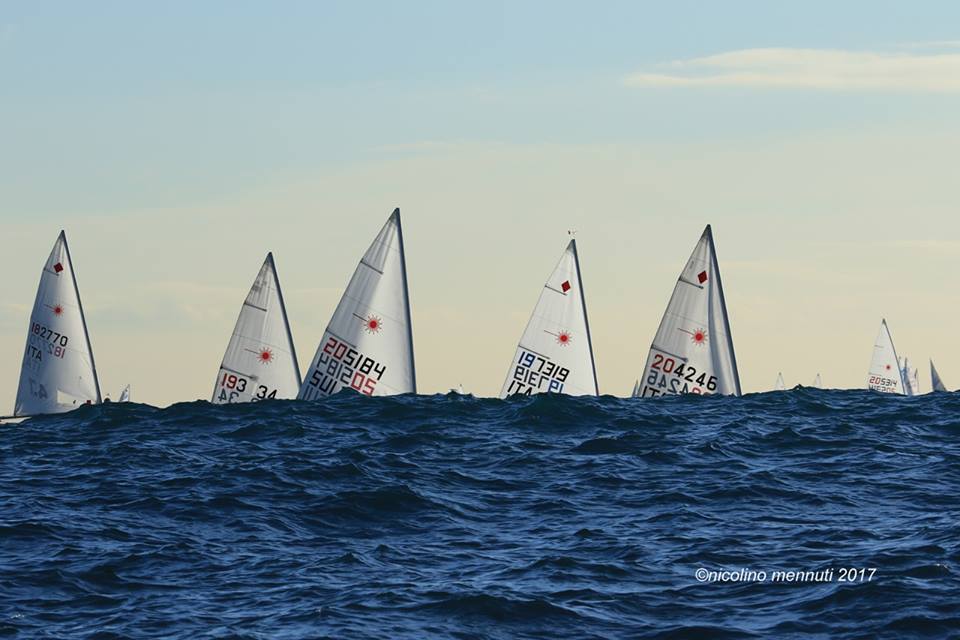 Le vele di alcuni Laser tra un'onda e l'altra, durante il Primazona Winter Contest.
