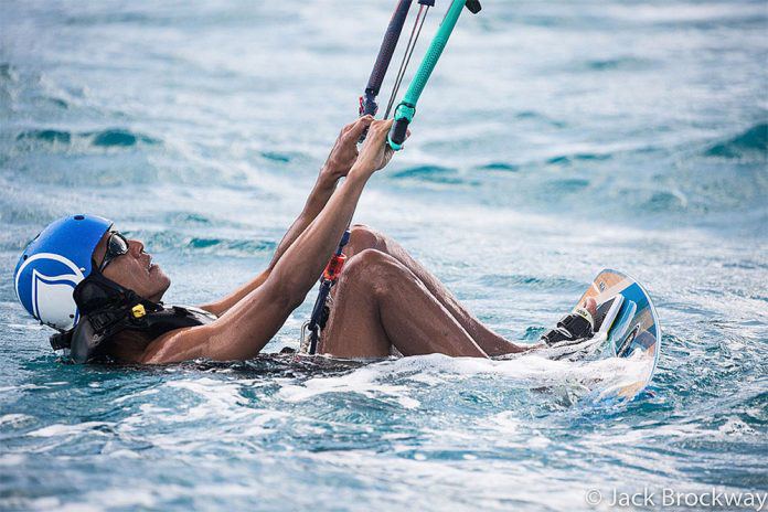 Barack Obama in acqua, pronto a partire con il kitesurf 