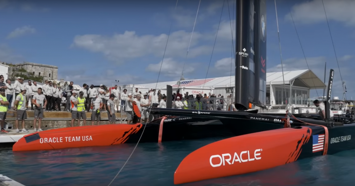 Il momento del varo del catamarano di Oracle Team Usa 