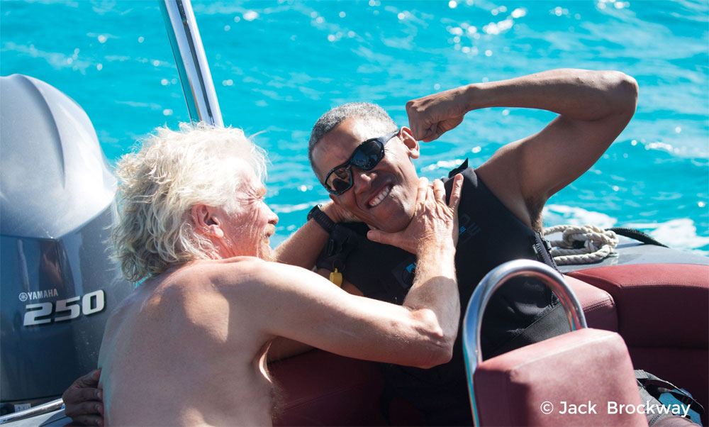 A destra l'ex presidente Usa, Barack Obama, e a sinistra il magnate del Virgin Group, Richard Branson, mentre scherzano amichevolmente durante la vacanza.
