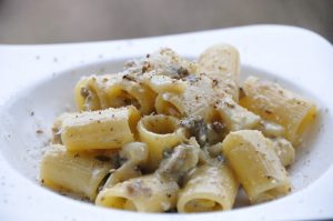 Pasta con baccalà e carciofi