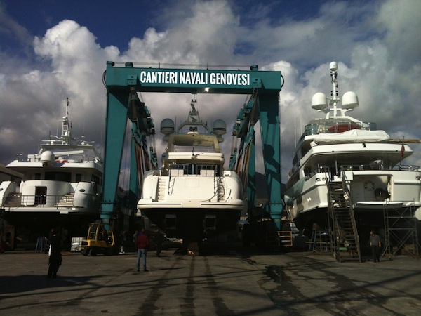 Uno yacht pronto per i lavori di rimessaggio ai Cantieri Navali Genovesi