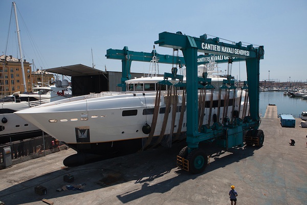 Un mega yacht duranti i lavori di rimessaggio ai Cantieri Navali Genovesi