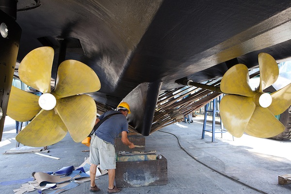I lavori di rimessaggio ad un mega yacht presso i Cantieri Navali Genovesi