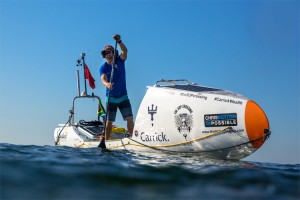 Chris Bertish attraversa l'oceano per i bambini africani.