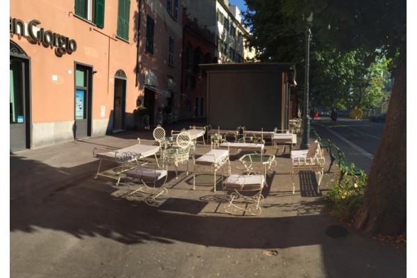 I tavolini esterni delle Cicale Bistrot che in estate conferiscono un'atmosfera parigina alla piazza