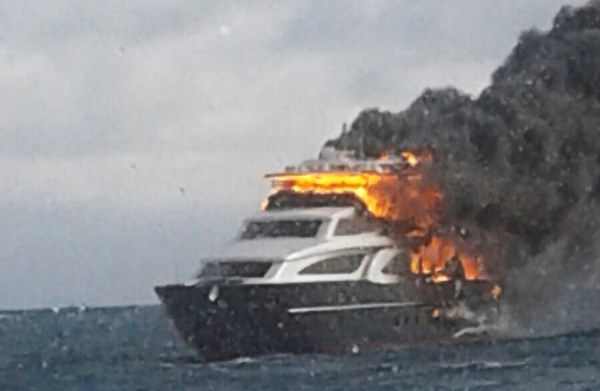 L'incendio a bordo del mega yacht Limitless visto da prua