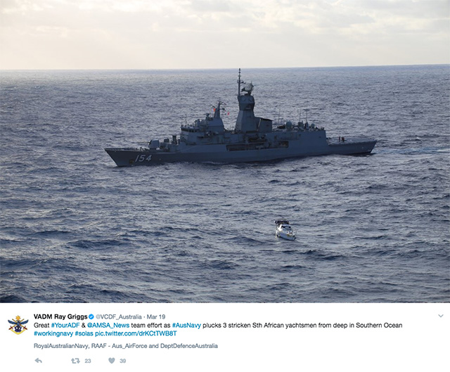 La fregata della Marina Australiana che ha soccorso la barca disalberata(in basso)