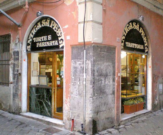 Per l'antica trattoria Sa'Pesta non c'è miglior logo che il proprio ingresso