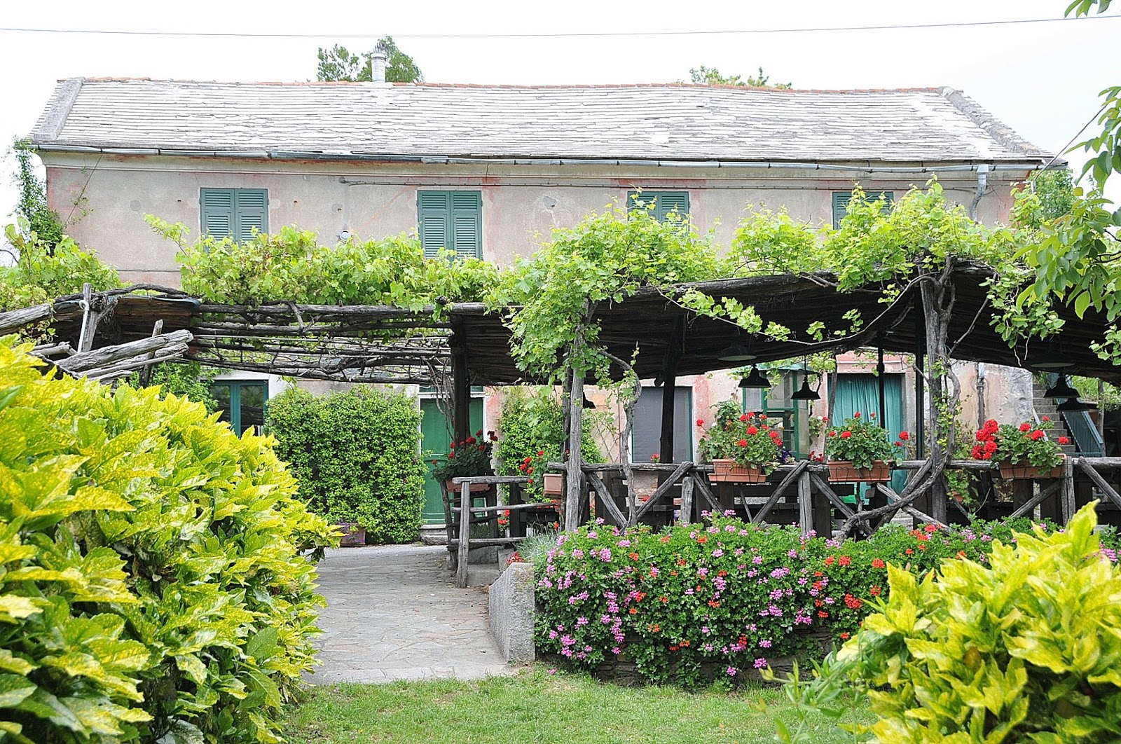 L'antica villa del '700 in cui si trova l'Osteria U Santu, uno dei locali migliori per mangiare i piatti tipici della tradizione ligure