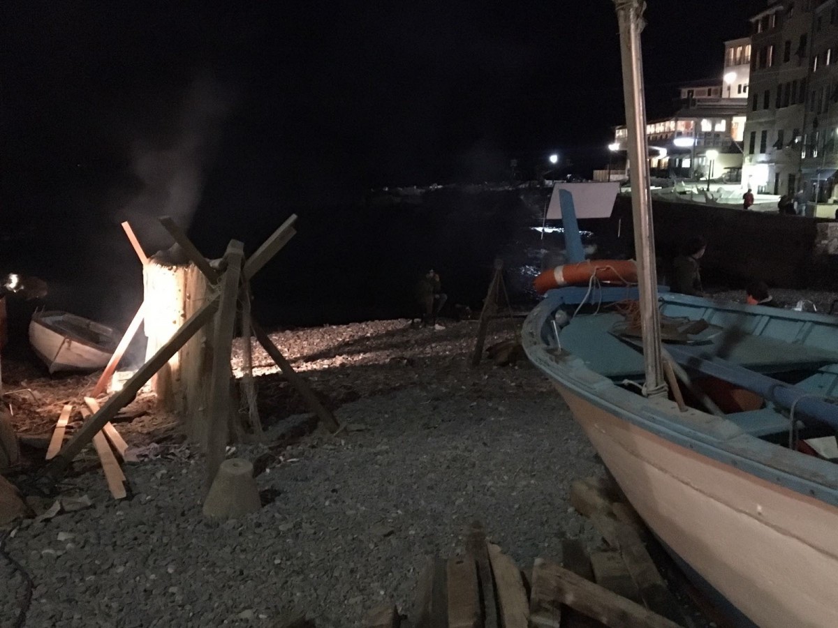 La spiaggia di Boccadasse tramutata in set cinematografico per il film su Fabrizio De André