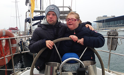 Due ragazzi affetti da sindrome di Down in barca a vela, per la giornata organizzata da Assonautica Genova e Cepim
