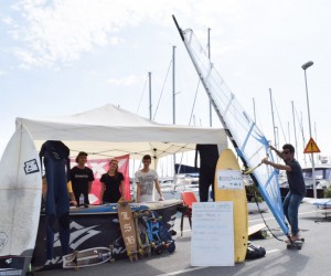 Lo stand di Entella Sports e a destra il wind skate di Tommaso Lorenzetti