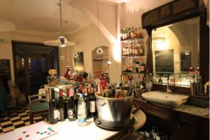 L'ingresso del locale Le Cicale Bistrot in Piazza Leopardi