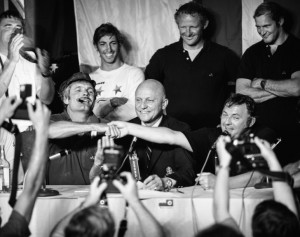 Bill Ficker, al centro, alla conferenza stampa dell'edizione del 1977 dell'America'Cup