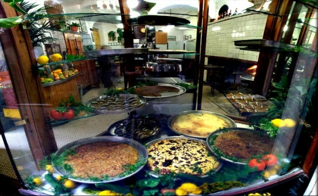 Alcuni piatti tipici della tradizione genovese, esposti nella vetrina di Sa Pesta