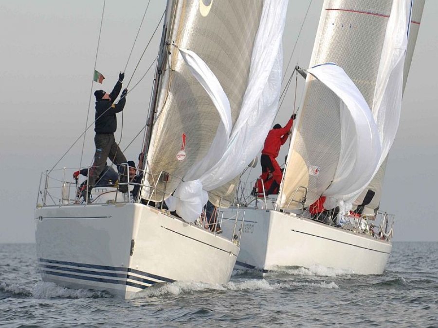 Due barche in regata durante i corsi di Skipperclub per il team building