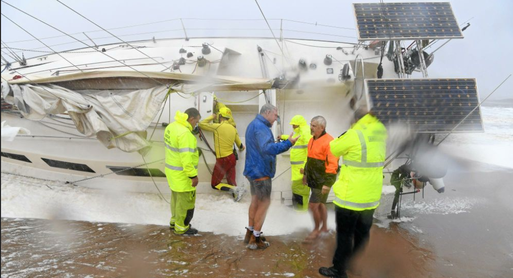 L'uomo con la giacca azzurra è colui che ha avvertito i soccorsi della barca spiaggiata in seguito all'Uragano Debbie